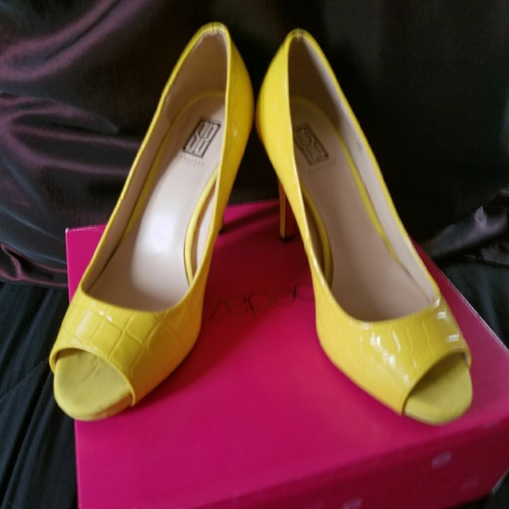 Shoedazzle yellow heels